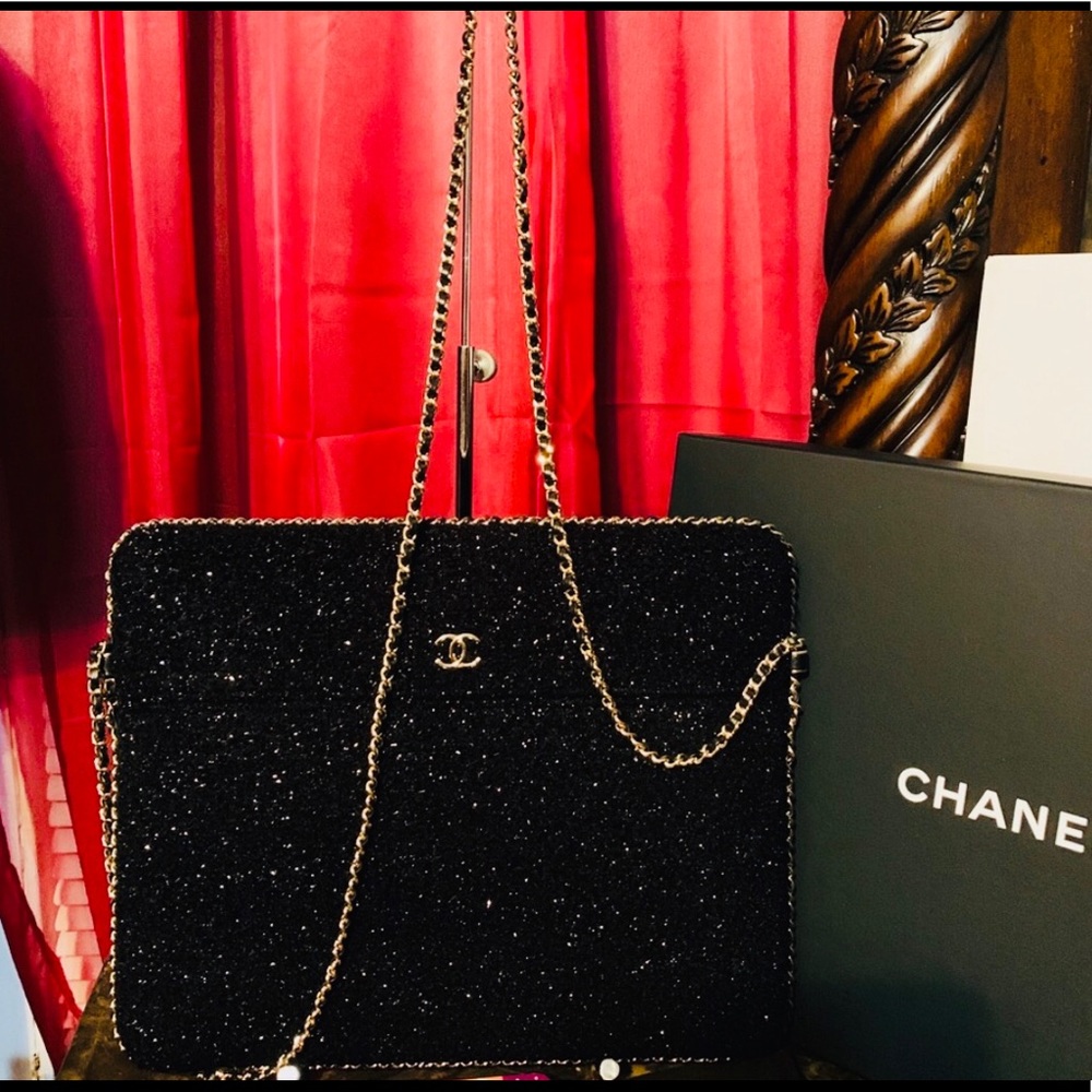 🔥💫Rare Chanel Runway Crossbody💫🔥 - Picture 3 of 8